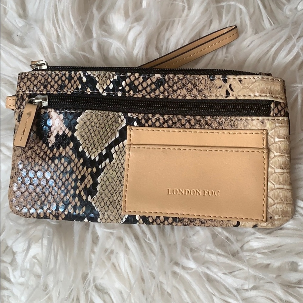 London Fog Wristlet‎